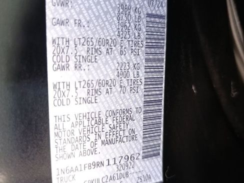 Used 2024 Nissan Titan SV w/ SV Convenience Package image 28