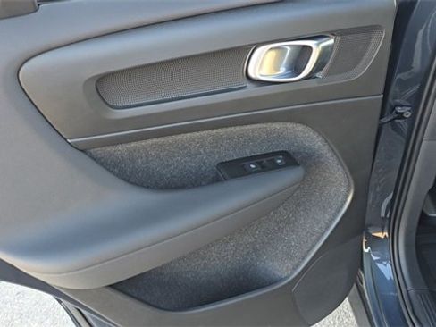 Used 2022 Volvo XC40 T5 R-Design w/ Climate Package image 17