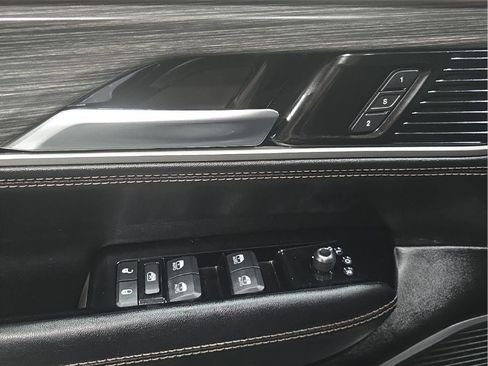 Used 2024 Jeep Wagoneer L Series II w/ Flexible Seating Group image 9