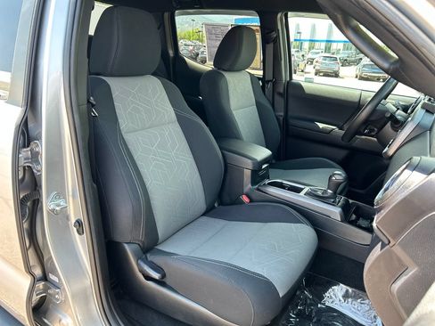 Used 2023 Toyota Tacoma TRD Off-Road w/ Technology Package AWD/4WD image 17