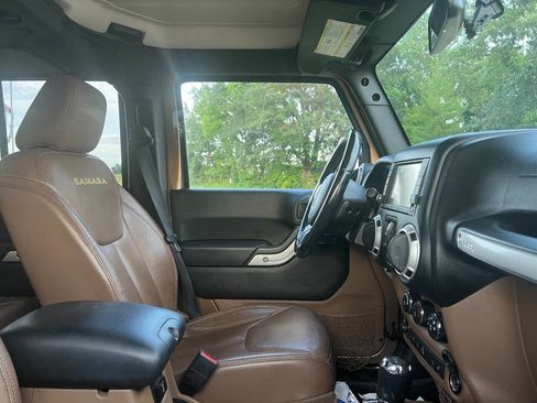 Used 2015 Jeep Wrangler Unlimited Sahara w/ Max Tow Package AWD/4WD image 9