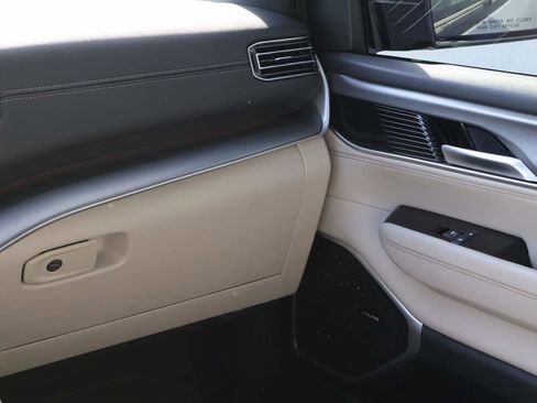 Used 2025 Jeep Wagoneer 4WD image 18