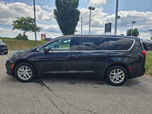 Used 2023 Chrysler Pacifica Touring-L FWD image 7