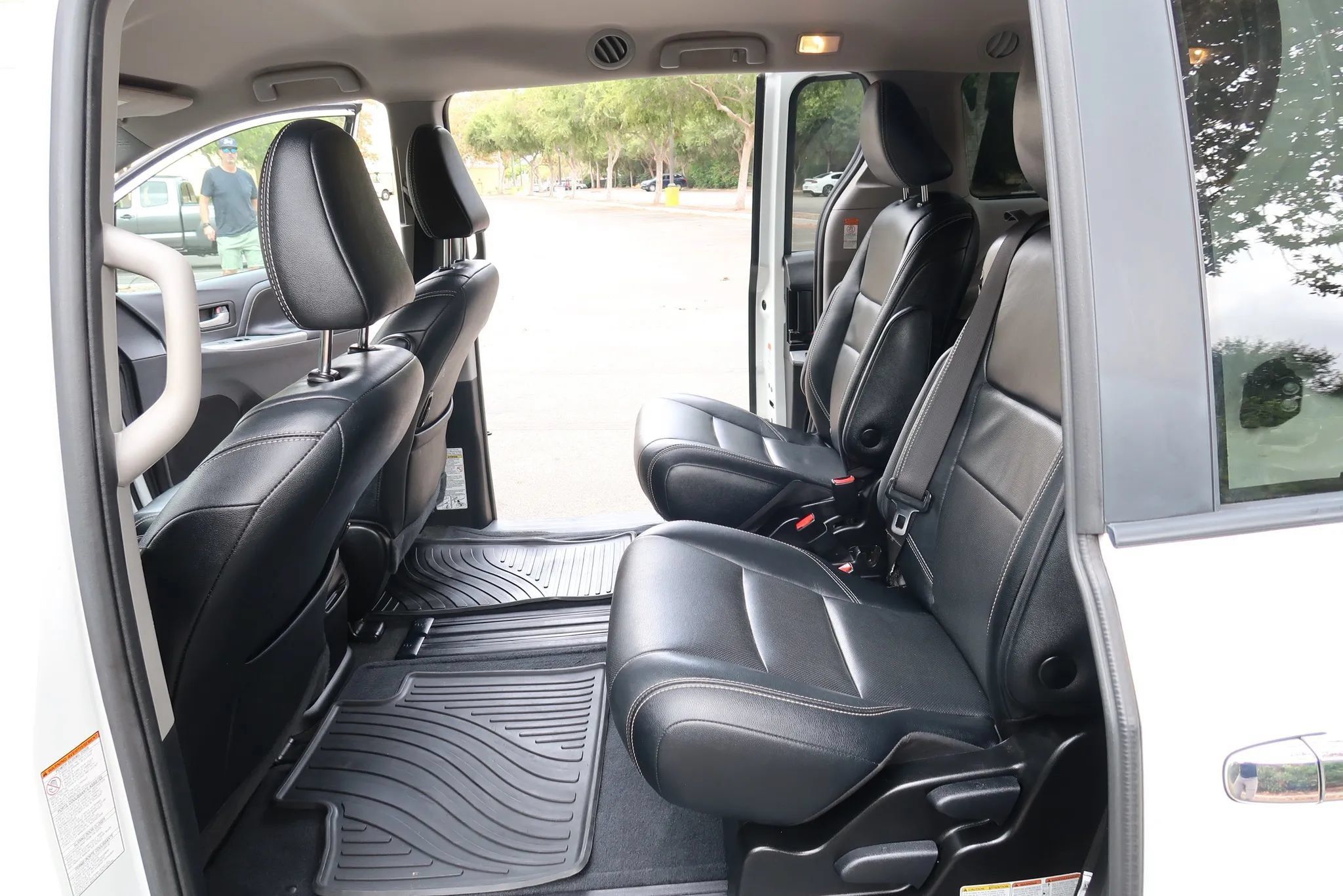 Used 2018 Toyota Sienna SE w/ Carpet Mat Package FWD image 14