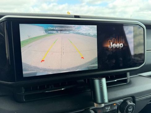 Used 2024 Jeep Wrangler Unlimited Sahara AWD/4WD image 19