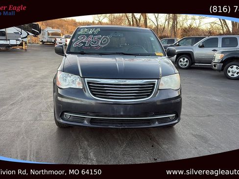 Used 2014 Chrysler Town & Country Touring image 8