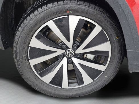 Used 2023 Volkswagen Taos SE w/ Panoramic Sunroof Package AWD/4WD image 17