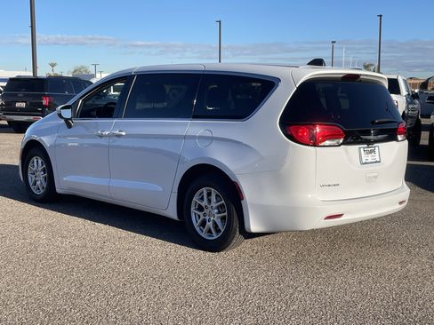 Used 2023 Chrysler Voyager LX image 4