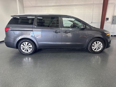 Used 2015 Kia Sedona LX w/ LX Convenience Package FWD image 3