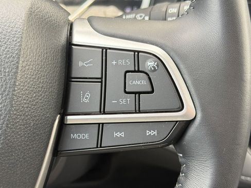 Used 2025 Toyota Highlander LE image 27