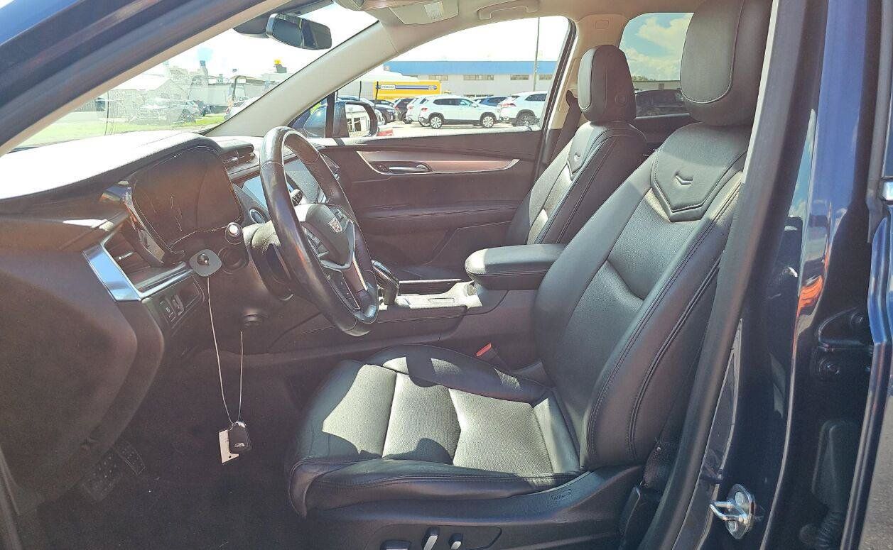 Used 2018 Cadillac XT5 Luxury w/ Driver Awareness Package FWD image 3