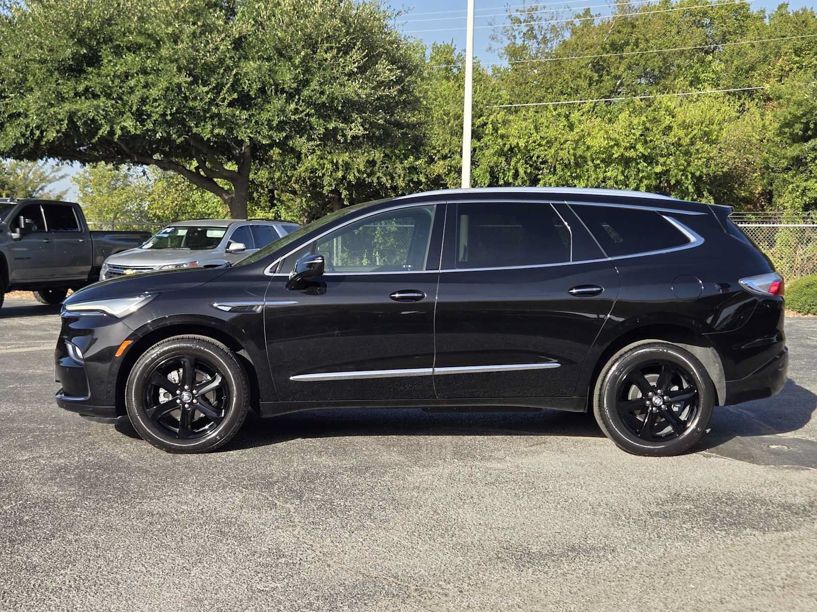 Used 2023 Buick Enclave Essence w/ Sport Touring Edition FWD image 4
