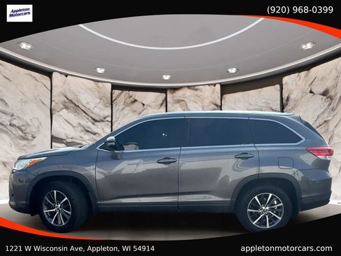 Used 2018 Toyota Highlander XLE AWD/4WD image 3