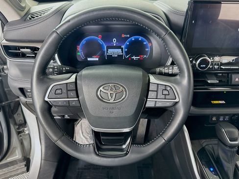 Used 2023 Toyota Highlander Limited image 13