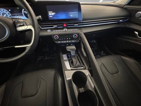 Used 2023 Hyundai Elantra Limited FWD image 3