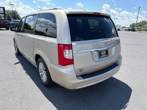 Used 2013 Chrysler Town & Country Touring-L w/ Driver Convenience Group FWD image 3