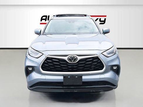 Used 2022 Toyota Highlander XLE AWD/4WD image 2