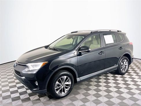 Used 2018 Toyota RAV4 LE image 4