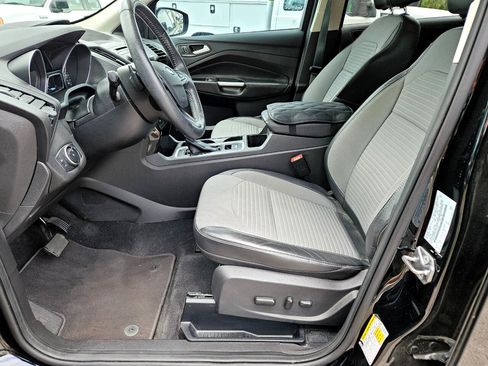 Used 2017 Ford Escape SE w/ SE Sport Appearance Package image 9