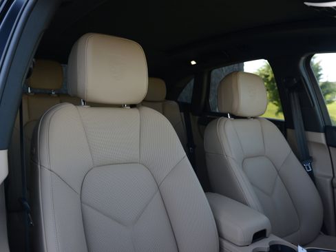 Certified 2025 Porsche Macan AWD/4WD image 28