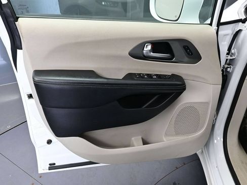 Used 2022 Chrysler Pacifica Touring-L FWD image 16