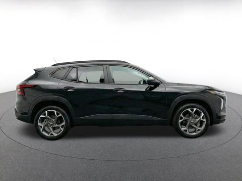 Used 2025 Chevrolet Trax LT FWD image 10