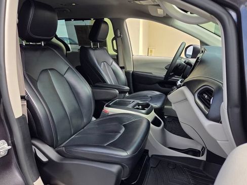 Used 2023 Chrysler Pacifica Touring-L AWD/4WD image 18