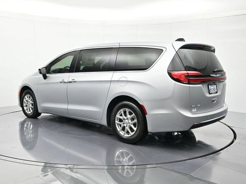New 2026 Chrysler Pacifica Select image 8