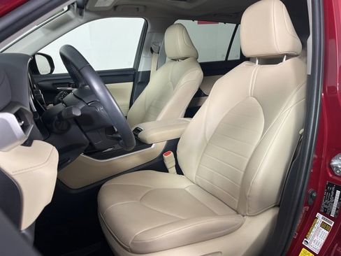 Certified 2023 Toyota Highlander XLE image 4