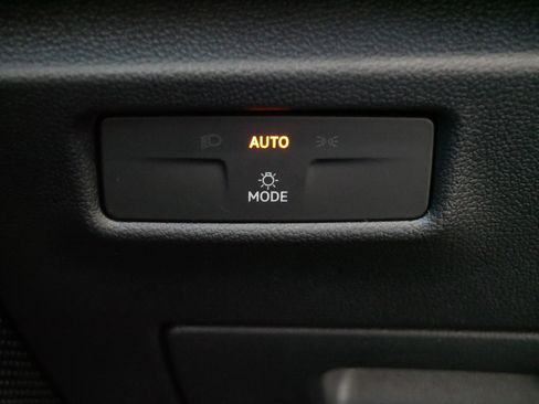 Used 2025 Volkswagen Tiguan SE image 26