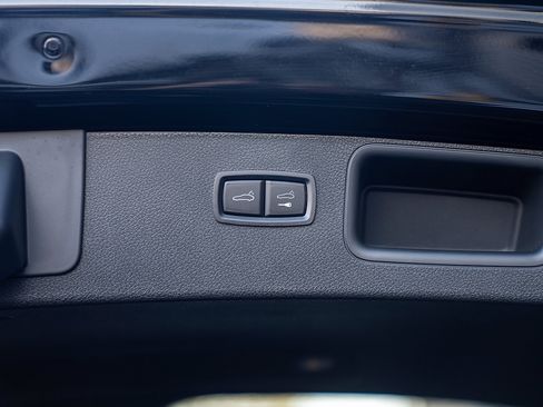 Certified 2025 Porsche Macan AWD/4WD image 22