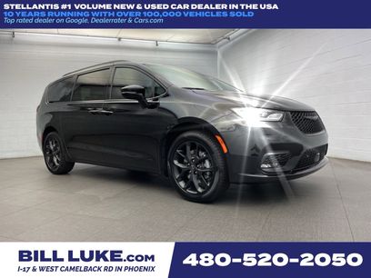 New 2026 Chrysler Pacifica Limited w/ Uconnect Theater Family Group