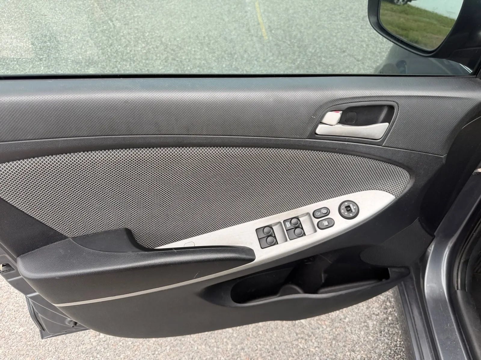 Used 2012 Hyundai Accent GS FWD image 11