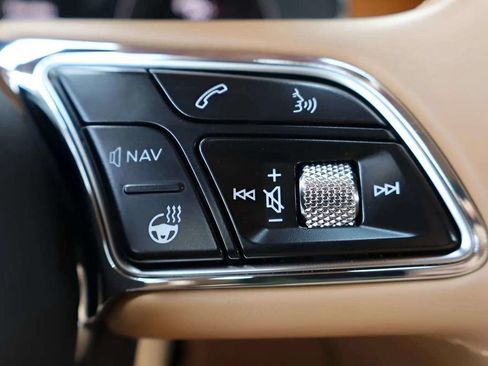Used 2023 Bentley Bentayga Extended Wheelbase AWD/4WD image 18