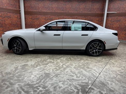 Used 2025 BMW i7 xDrive60 image 2