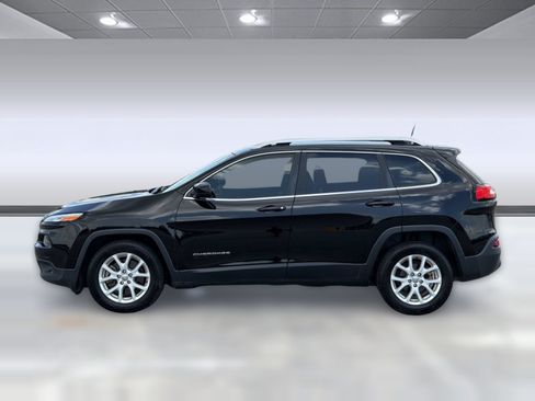 Used 2018 Jeep Cherokee Latitude Plus FWD image 2