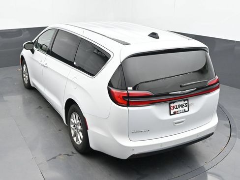 Used 2023 Chrysler Pacifica Touring-L FWD image 39