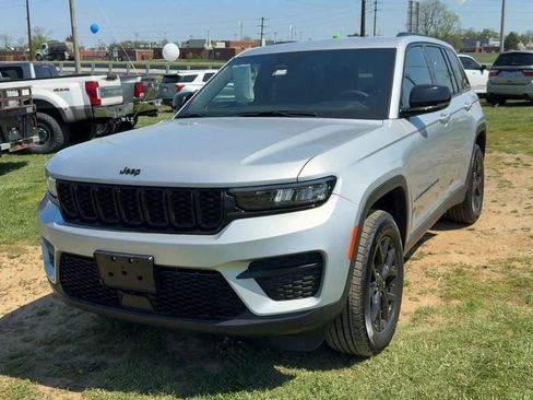 Used 2025 Jeep Grand Cherokee Altitude AWD/4WD image 2