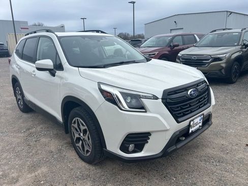 Used 2023 Subaru Forester Premium image 3