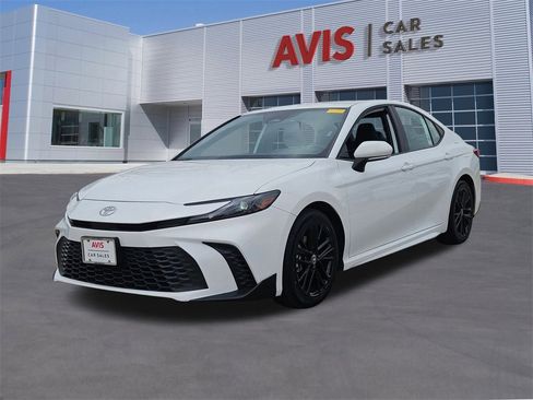 Used 2025 Toyota Camry SE image 1