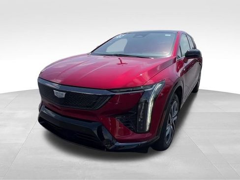 Certified 2025 Cadillac Optiq Sport 2 w/ LPO, Floor Liner Package AWD/4WD image 2
