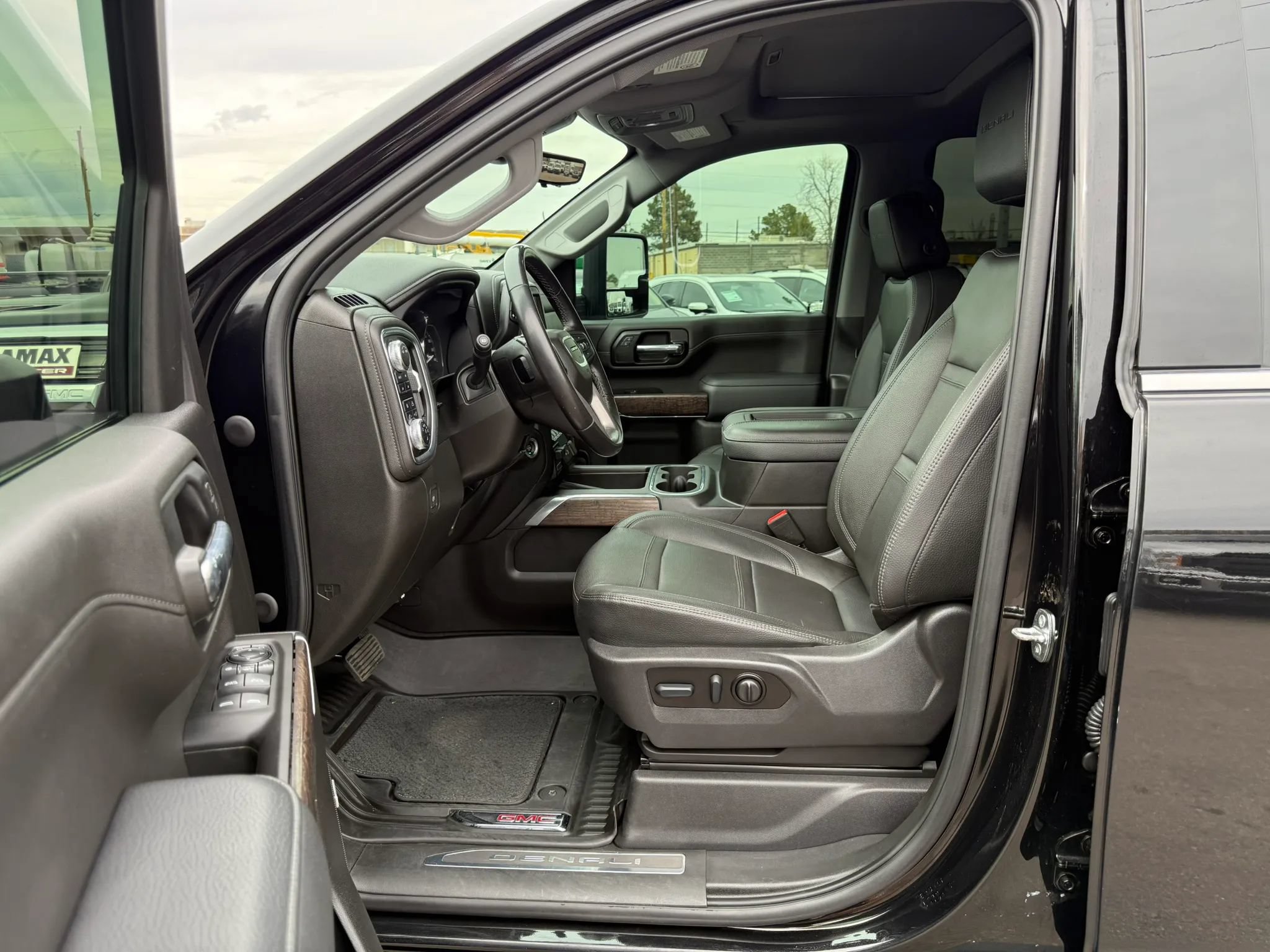 Used 2022 GMC Sierra 2500 Denali w/ Denali Black Diamond Edition AWD/4WD image 30
