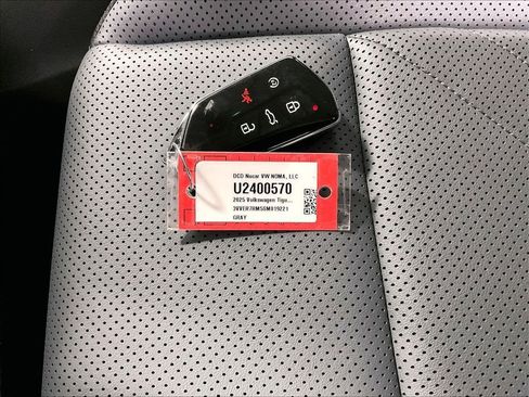 Used 2025 Volkswagen Tiguan SE AWD/4WD image 31