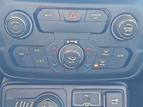 Used 2018 Jeep Renegade Trailhawk w/ UConnect 8.4 Nav Group image 24