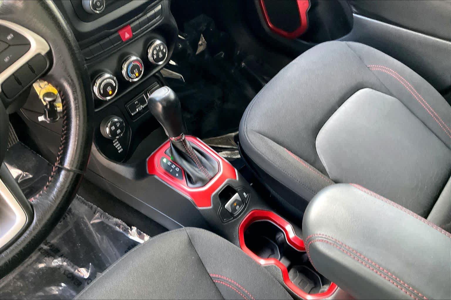 Used 2015 Jeep Renegade Trailhawk AWD/4WD image 17