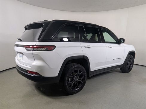 Used 2025 Jeep Grand Cherokee Limited image 7