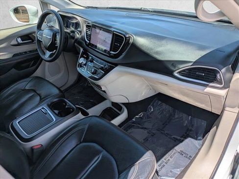 Used 2022 Chrysler Pacifica Touring-L FWD image 19