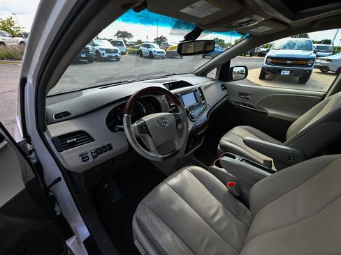 Used 2011 Toyota Sienna Limited w/ Premium Pkg FWD image 18