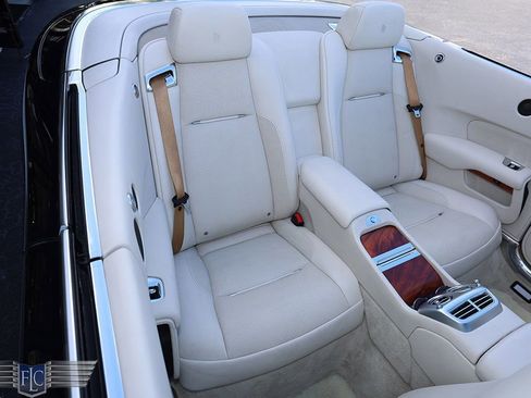 Used 2016 Rolls-Royce Dawn RWD image 17