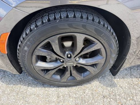 Used 2018 Chrysler Pacifica Limited w/ Advanced Safetytec Group FWD image 10